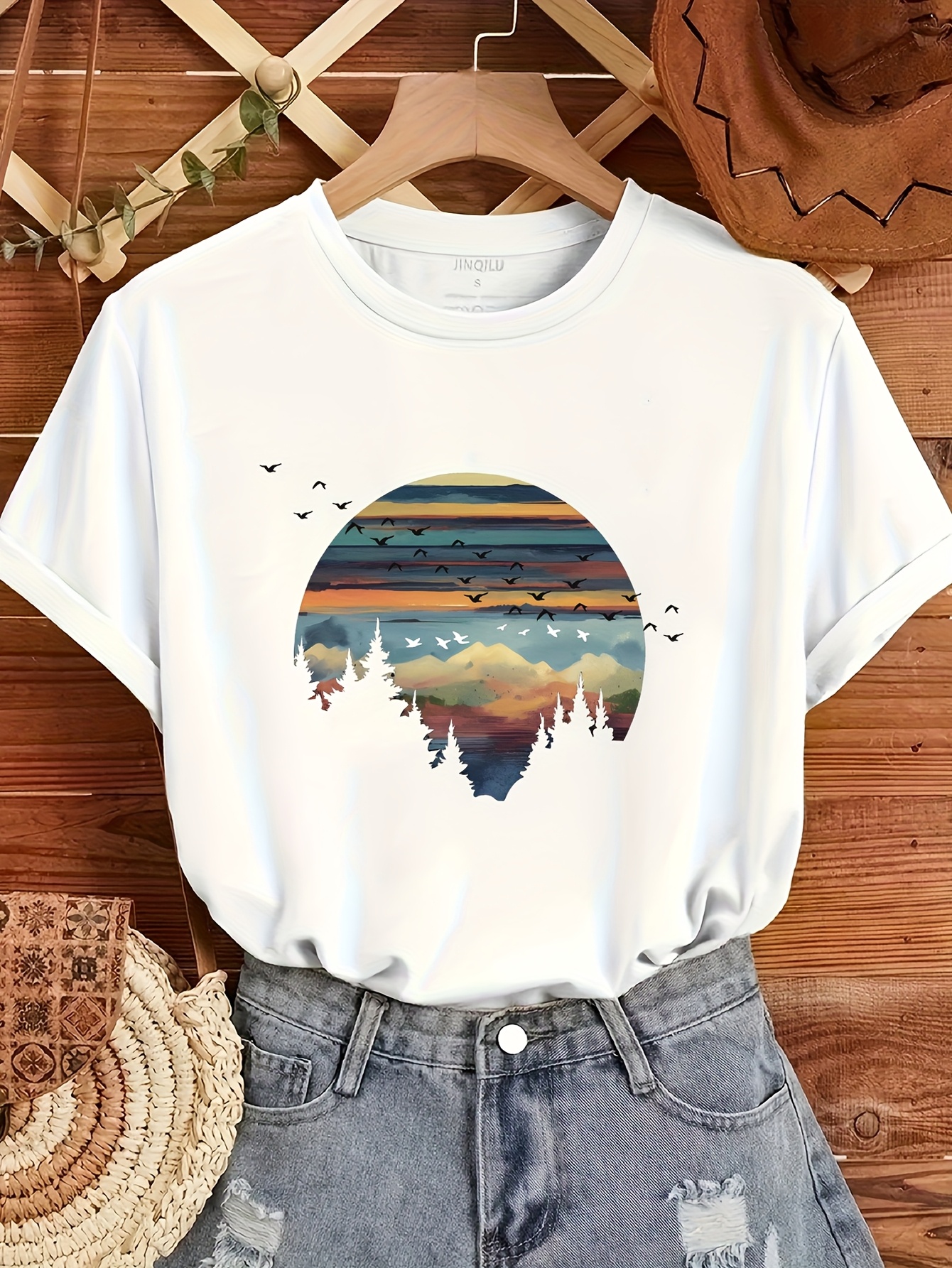 t-shirt décontracté à col rond pour femme avec impression de paysage, manches courtes, tissu extensible moyen, coupe régulière - g7271, haut dété | t-shirt coupe relâchée | impression de paysage   Détails du produit 0