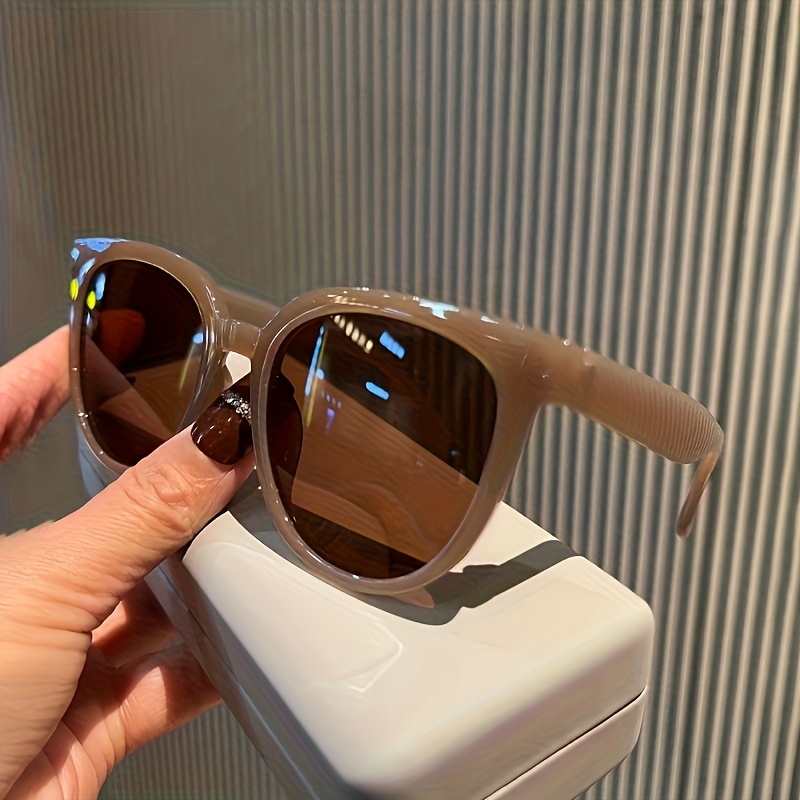 trendy womens glasses 2025 featuring classic round retro  display picture 3