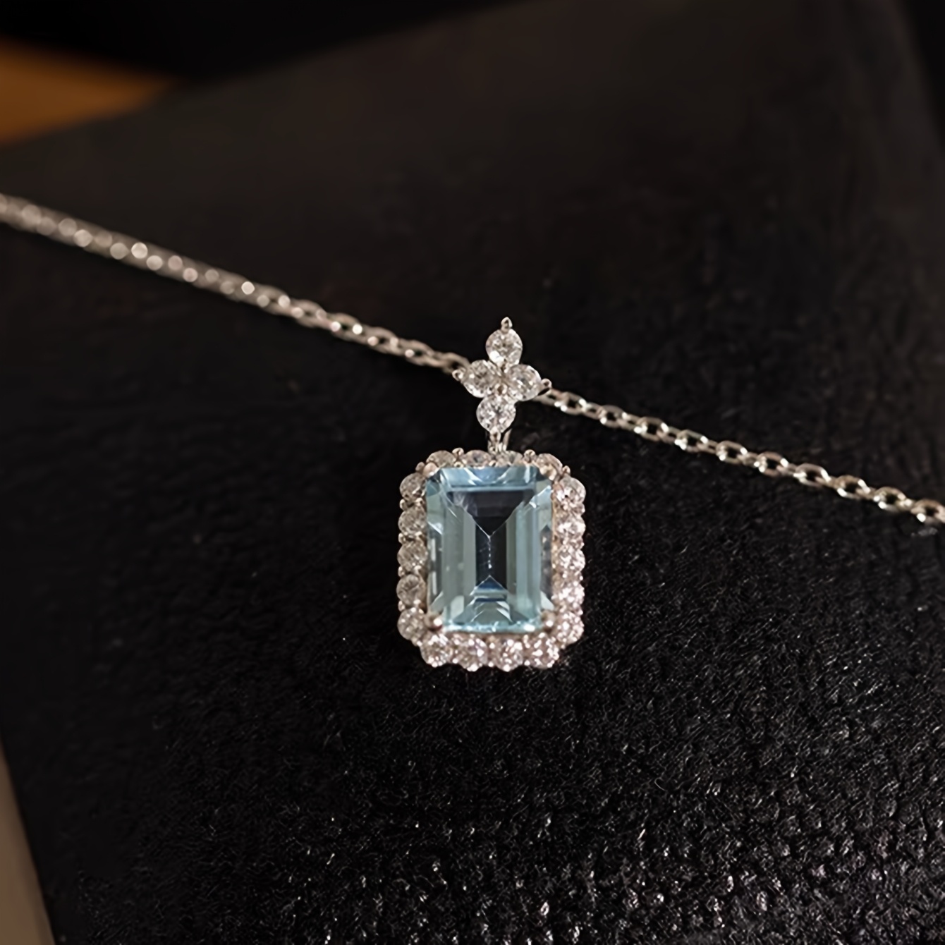 Image of A Stylish Perfume Bottle Pendant Necklace For Women, Featuring A Luxurious Design That Exudes A Unique High-end Feel, Perfect As A Gift For A 1