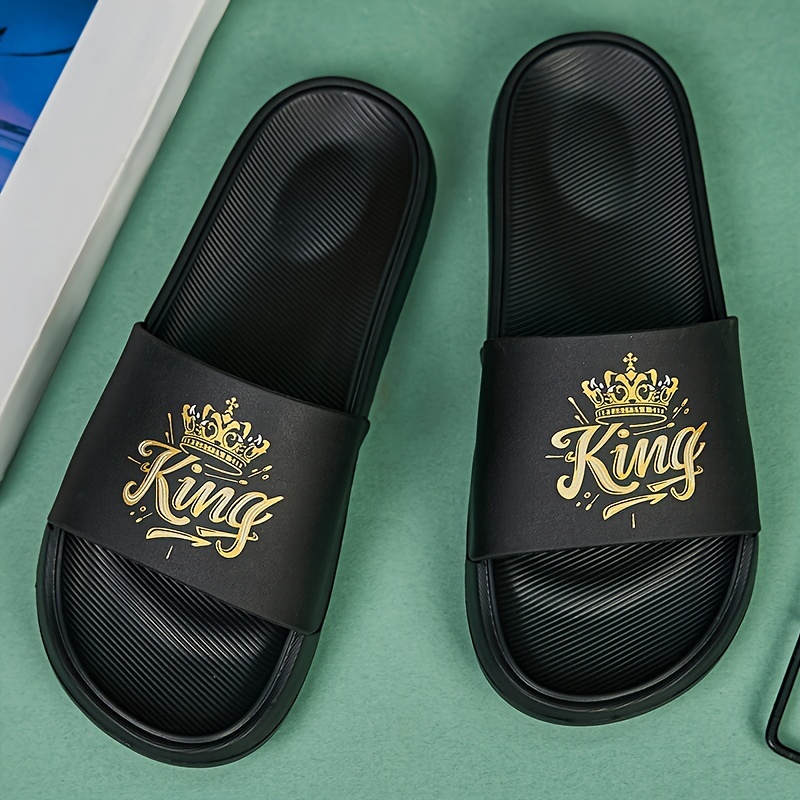 

Chaussons "KING" à Imprimé Couronne - Pantoufles Noires et Dorées à Bout Ouvert avec Semelle EVA Texturée pour Utilisation Intérieure/Extérieure, Confort Toutes , Chaussons de Maison