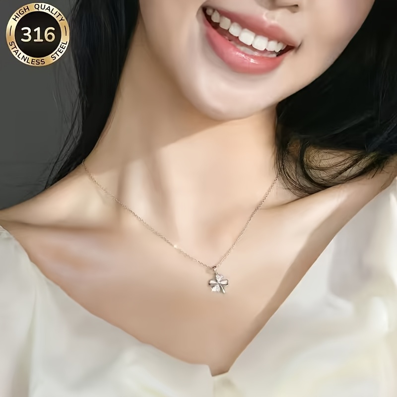 E-shop Eine elegante, hypoallergene und hochwertige 316 Edelstahl-Halskette für Damen, mit einem Blumendesign, eingelegt mit Zirkonia-Steven. Geeignet
