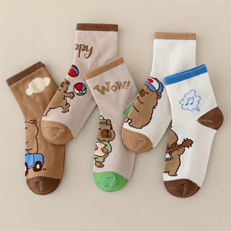 E-shop Ein Set mit 5 Paar Socken mit niedlichen Capybara-Prints. Sie sind weich, atmungsaktiv und bequem, geeignet für alle Jahreszeiten, für Schule,
