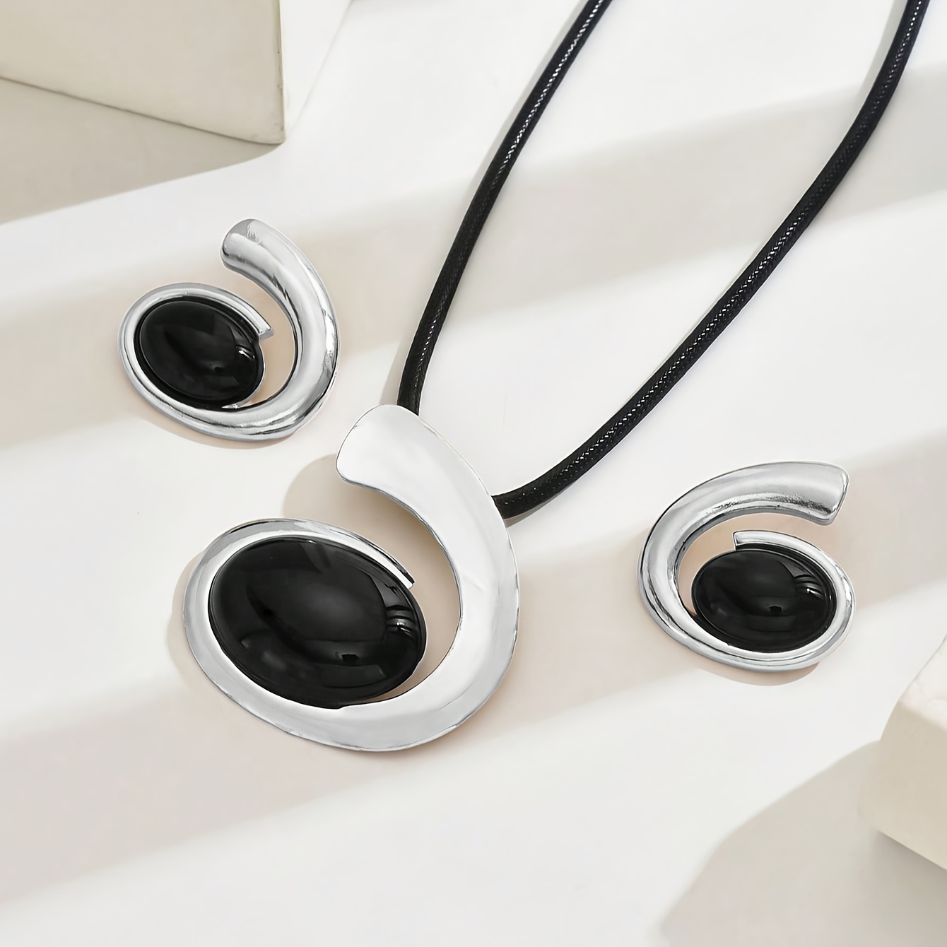 A Pair Of Earrings And A Necklace Women's Jewelry Set Retro Autumn/ Winter Creative Exaggerated Geometric Black Pendant Necklace Earrings Set Is Suitable For Everyday -one Party Gifts