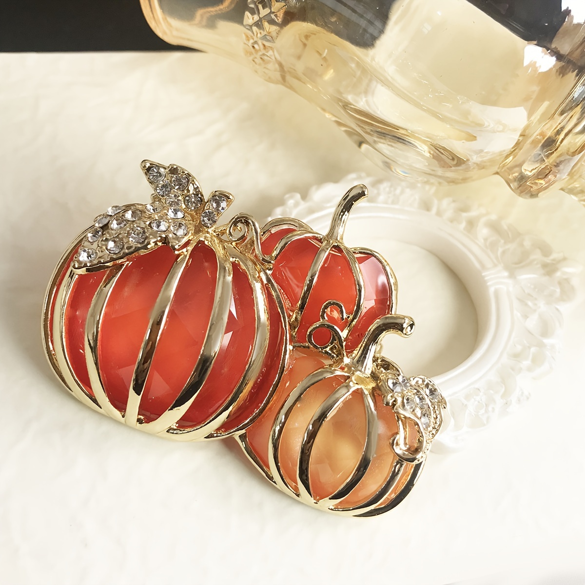 

1 And Luxurious Brooch With Rhinestones Resin In Orange Pumpkin Color, A For Thanksgiving And Halloween, To Decorate Clothes And Jackets