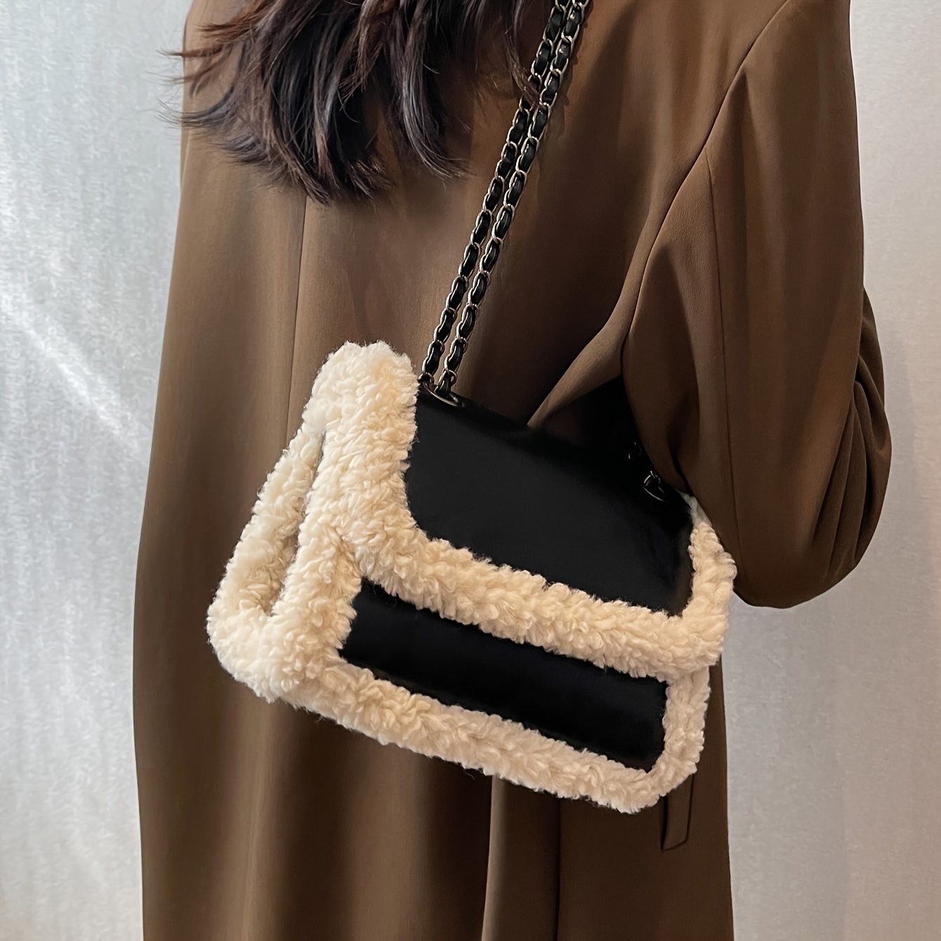 

1pc Vintage-inspired Fur Trim Chain Shoulder Bag For Women, Solid Color, Adjustable Strap, Snap Closure, Polyester Lined, College Style