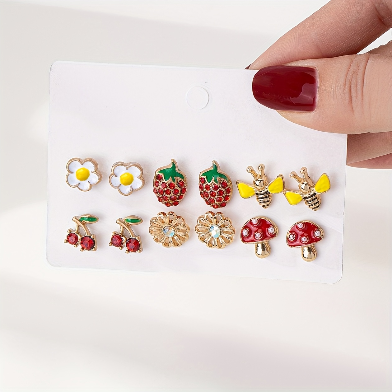 E-shop Ein Set von sechs Paar Frühlings-Sommer Waldtier- Pflanzen-Ohrringe mit glitzernden Plumeria-Blüten, lebendigen Früchten wie Kirschen, Bienen,