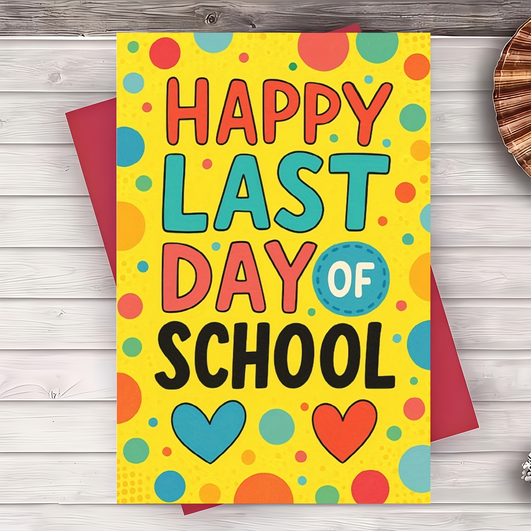 imagen del artículo   de felicitación de último día escolar con   brillantes y sobre  , interior   para   escritos a  ,   de felicitación con decoración de corazones multicolores para enviar como regalo de   de vacaciones