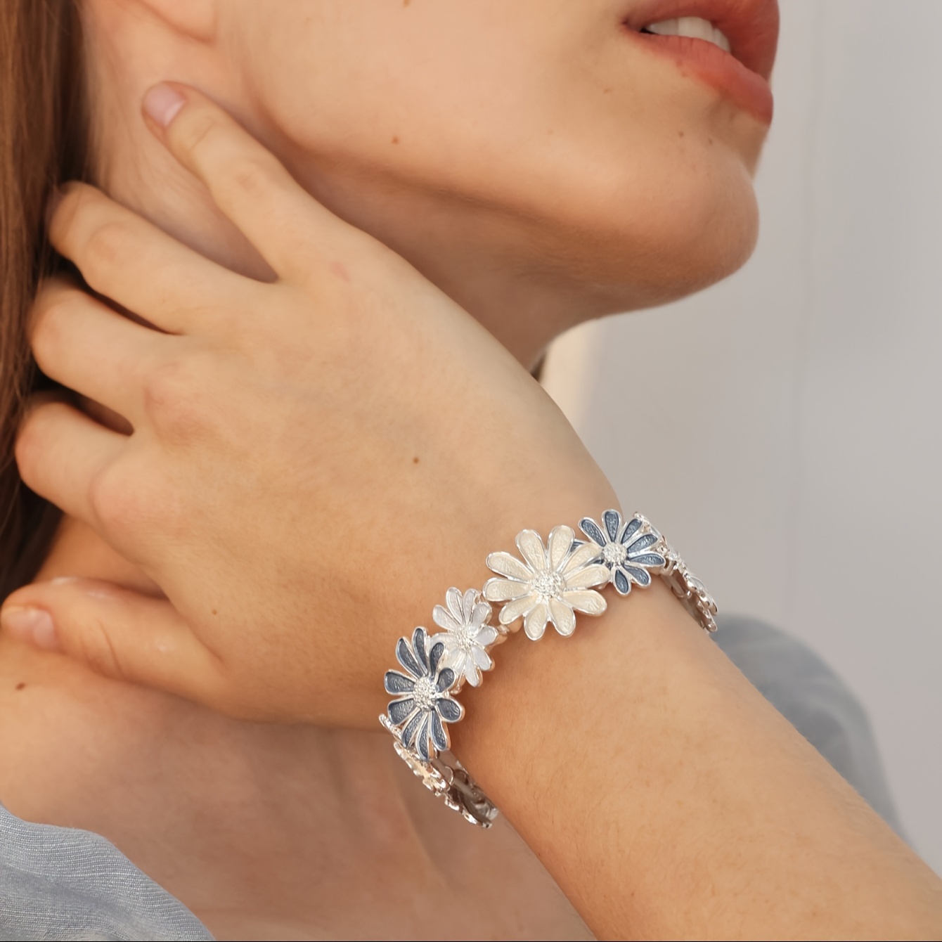 Daisy Delight Boho Stretch Bracelet with Enamel Daisy Flowers
