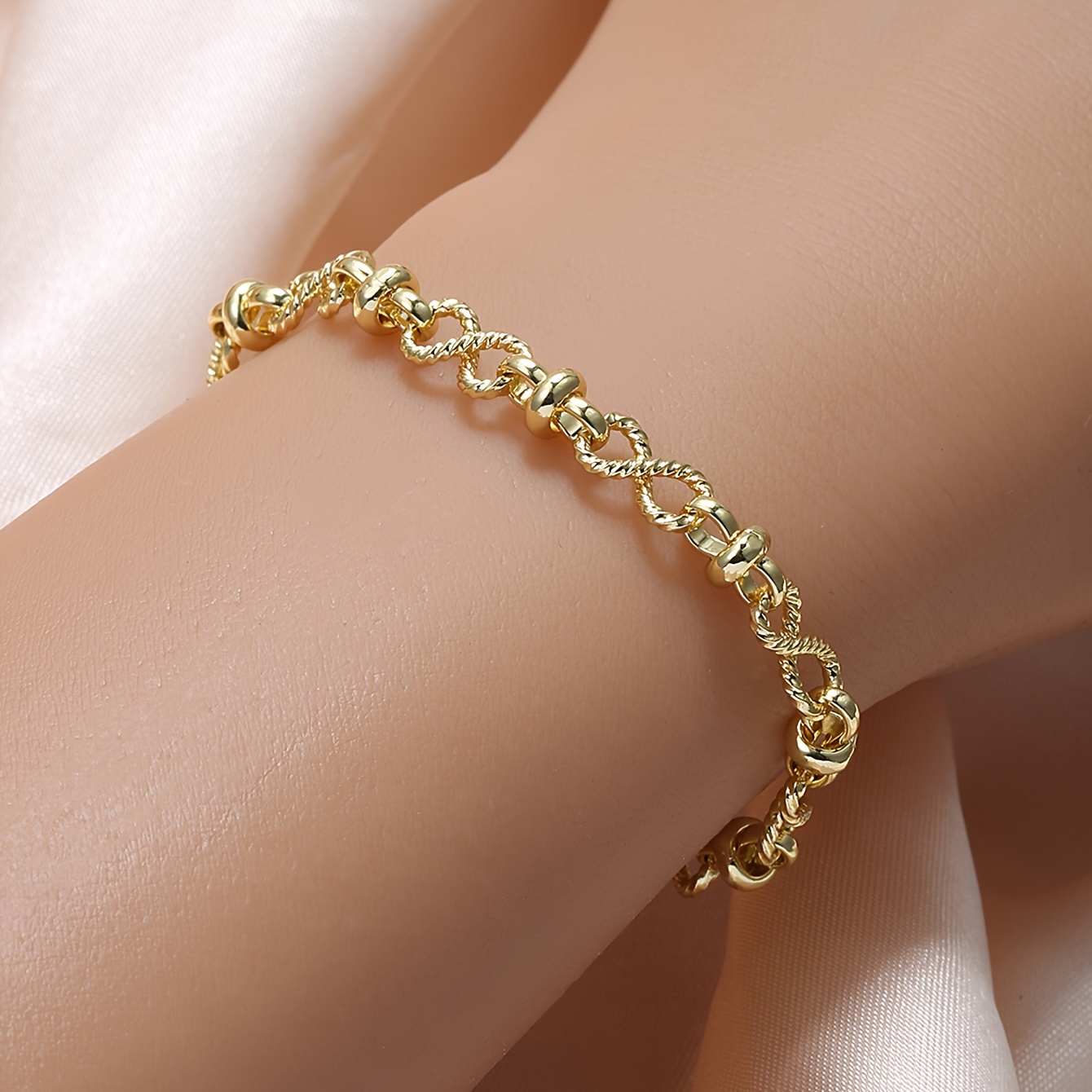 

Chic 18k Gold-plated Infinity Chain Bracelet - Minimalist Hip Hop Style, Casual Attire & Gifting