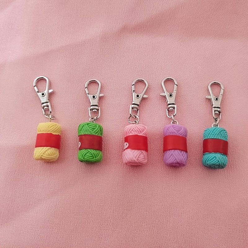 E-shop 5-teiliges Set Handgefertigte Gestrickte Ball-Schlüsselanhänger – DIY Kugelförmige Harz-Anhänger mit Karabinerhaken, Langlebige - &