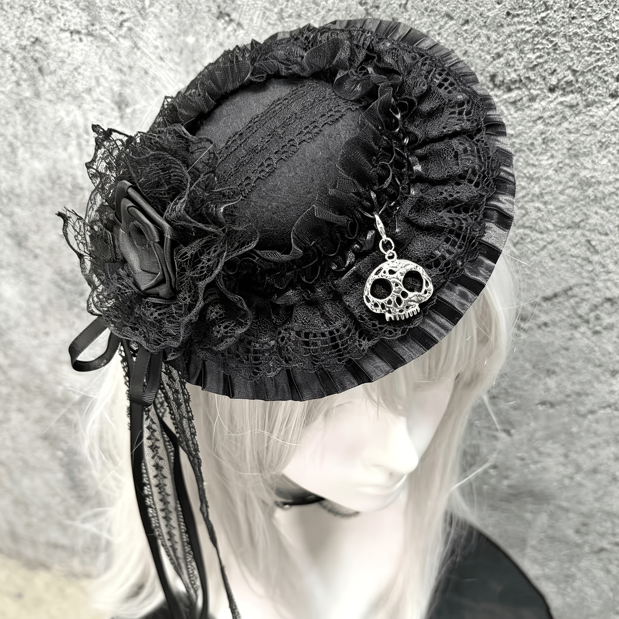 TEMU Pince à cheveux mini haut-de- gothique, une coiffe noire en satin à dentelle à volants décorée de roses, associée à un long gland en ruban de
