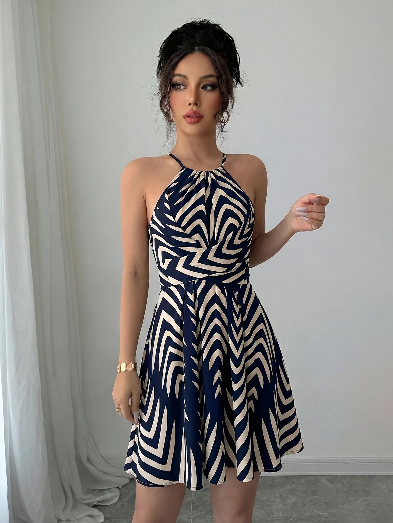 Vestido Curto Evasê com Laço e Estampado de Arco 6