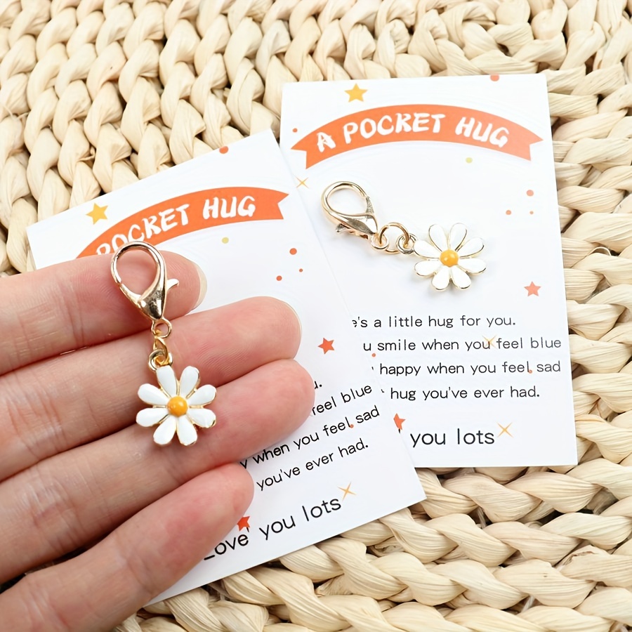 

1pc/2pcs Cute Card, White Daisy Keychain, Pocket Hug, Friend Gift, Hug Gift, Birthday, Wedding, Valentine's Day Gift, Holiday, Graduation Gift, Christmas Decoration, Encouragement Card, Harvest Autumn