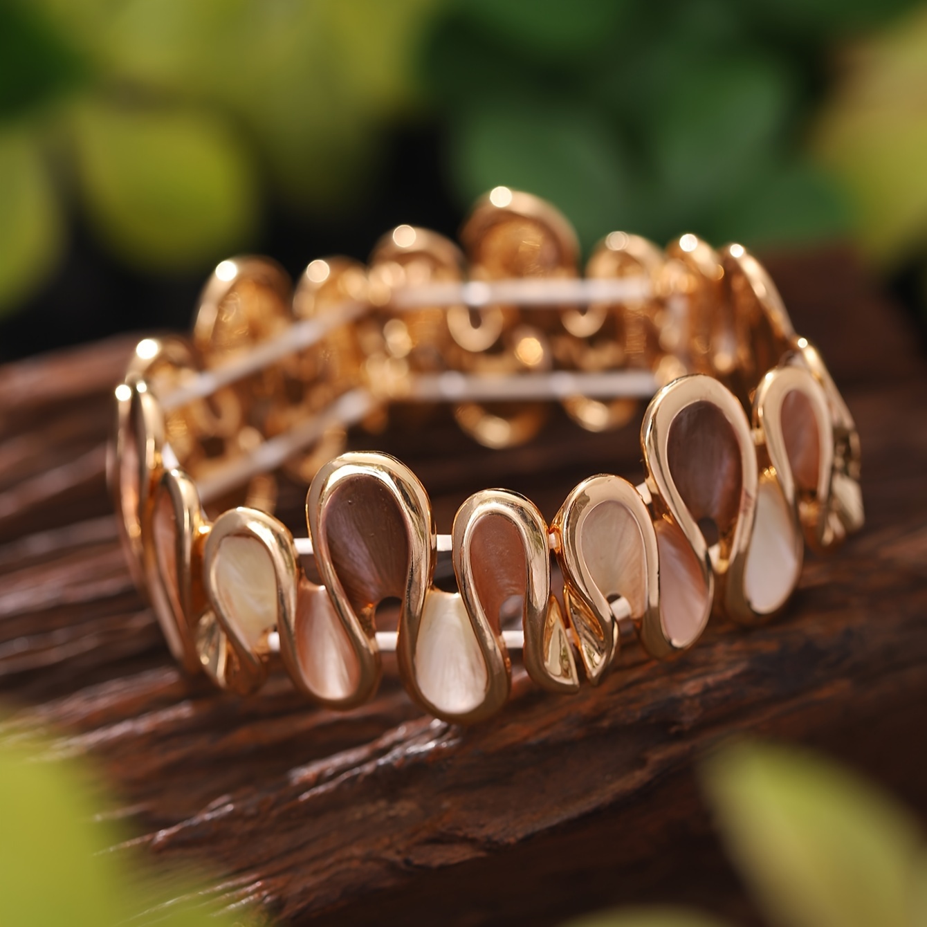 

Elegant Zinc Alloy Twist Bracelet: A Versatile Accessory For Everyday And Formal Occasions