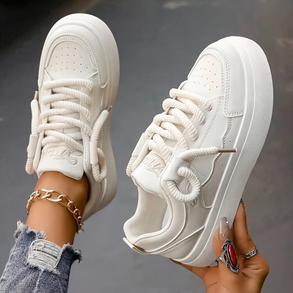 

Women's Fashion Low Top Sneakers, Solid Color, Lace-up Closure, Plain Toe, With Thick Sole And , For Casual Running Shoes Made Of Materials With Fabric Lining And