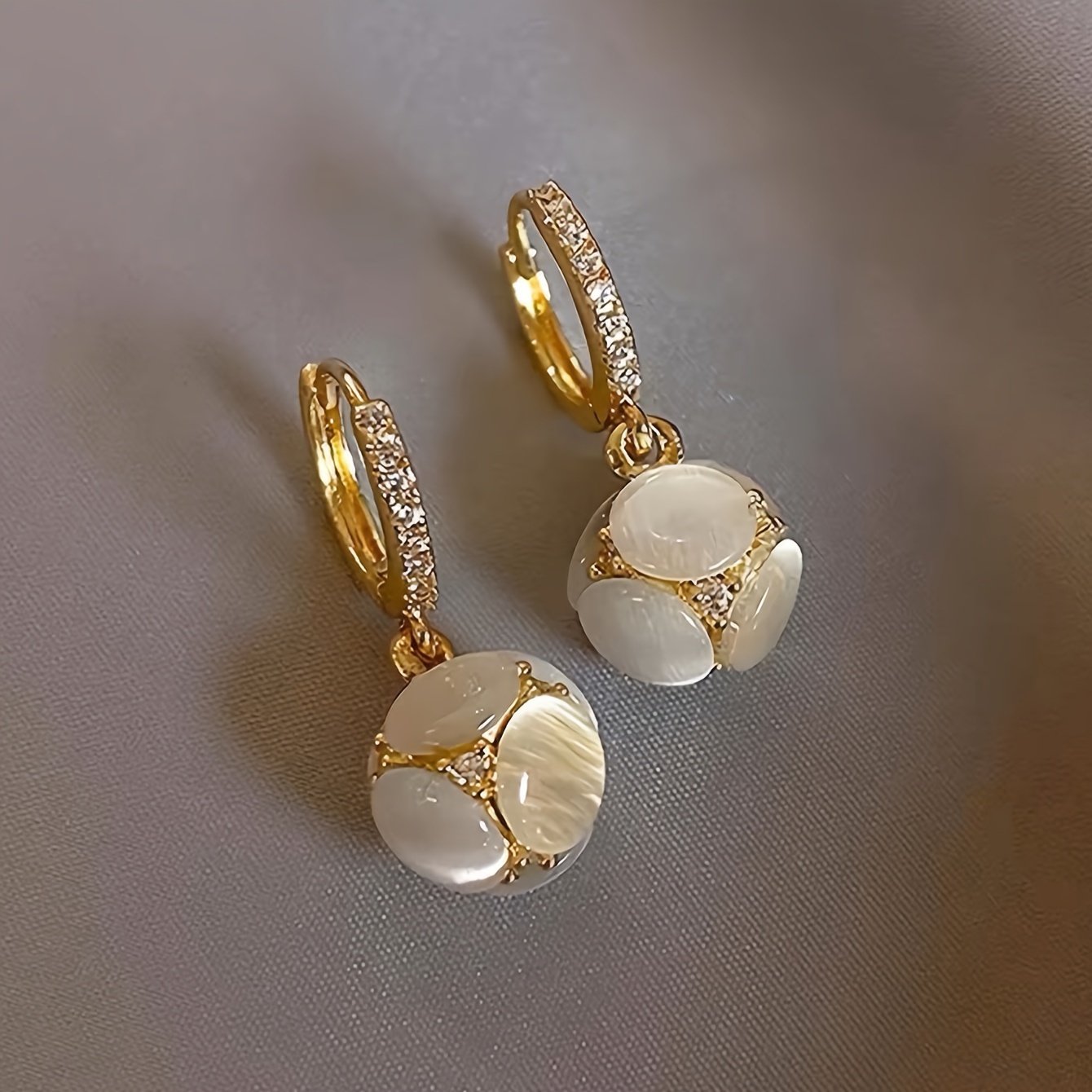 E-shop Ein Paar elegante, temperamentvolle, minimalistische leicht luxuriöse Damen-Ohrringe mit synthetischem Zirkonia in kleinem Kugel-Design für ,