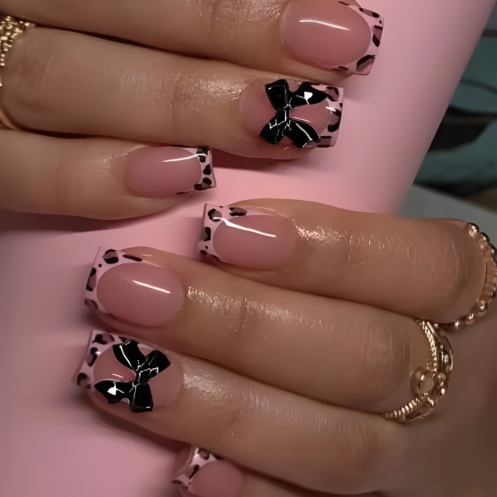 E-shop Ein kurz geschnittenes Nagelset mit Leopardenmuster zum Aufdrücken, mit einer schwarzen 3D-Schleife, rosa glänzenden Kanten und geeignet für