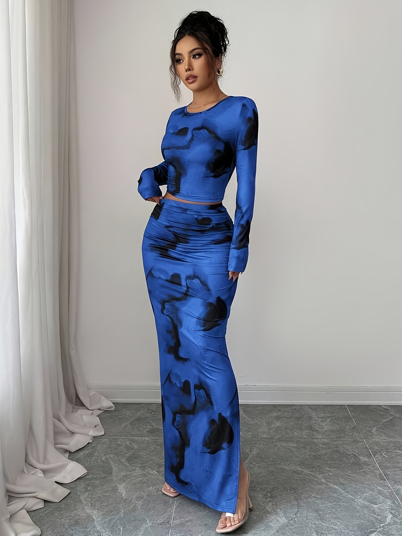 A Stylish Women'S Two-Piece Set Featuring an Elegant Round Neck Long-Sleeve T-Shirt with a Fitted Irregular Tie-Dye Pattern, Paired with a Form-Fitting Tie-Dye Long Skirt