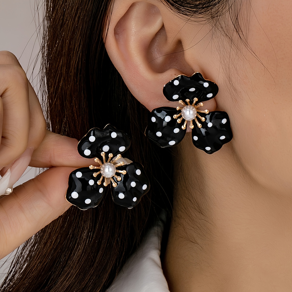 TEMU A Pair Of Classic And Elegant Vintage-inspired Clover Stud Earrings, Featuring A With White Polka Dots And Pleated , Suitable For Floral Print