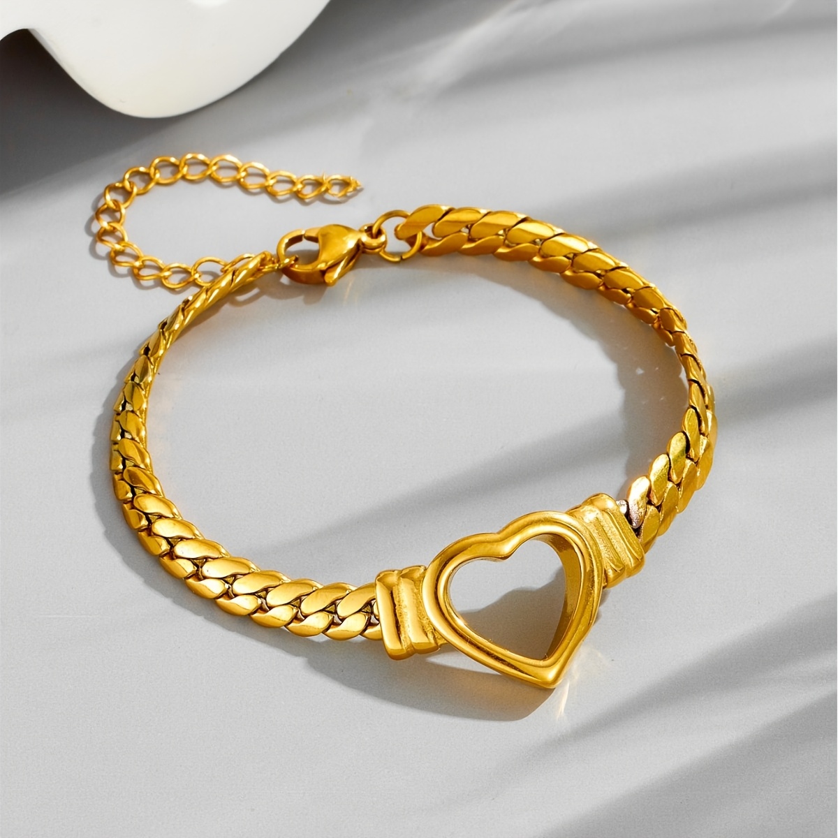 E-shop Trendiges Mode Hip-Hop Style Ins Edelstahl Golden Personalisiertes Hohles Herz Armband Täglicher Pendelurlaub Feiertags Party Kleidung Zusätze