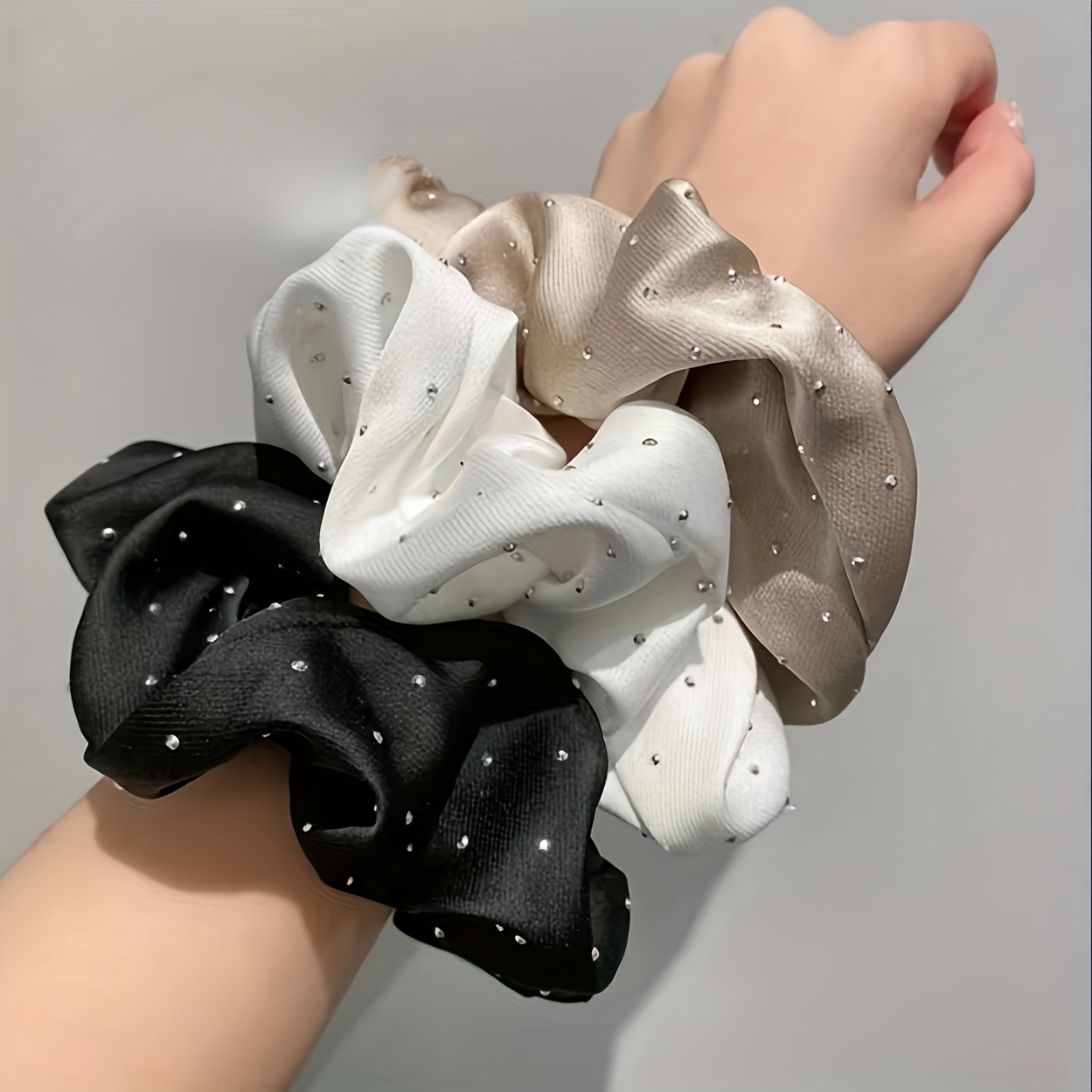 E-shop 3er Set Glänzende Stoff-Stirnbänder in Uni-Farben, Elegante Haargummis für Damen – Dekorative Haarschmuck zum