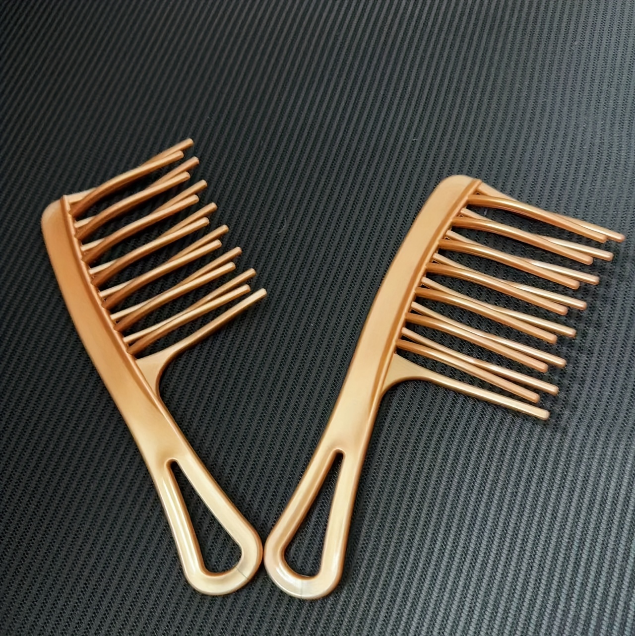 Un peine imprescindible para mujeres con cabello largo y rizado, con un diseño grande de doble diente y una parte superior esponjosa. Es antiestático, suave y liso, lo que lo hace esencial para el peinado. El peine tiene un mango de plástico duradero y dientes flexibles.