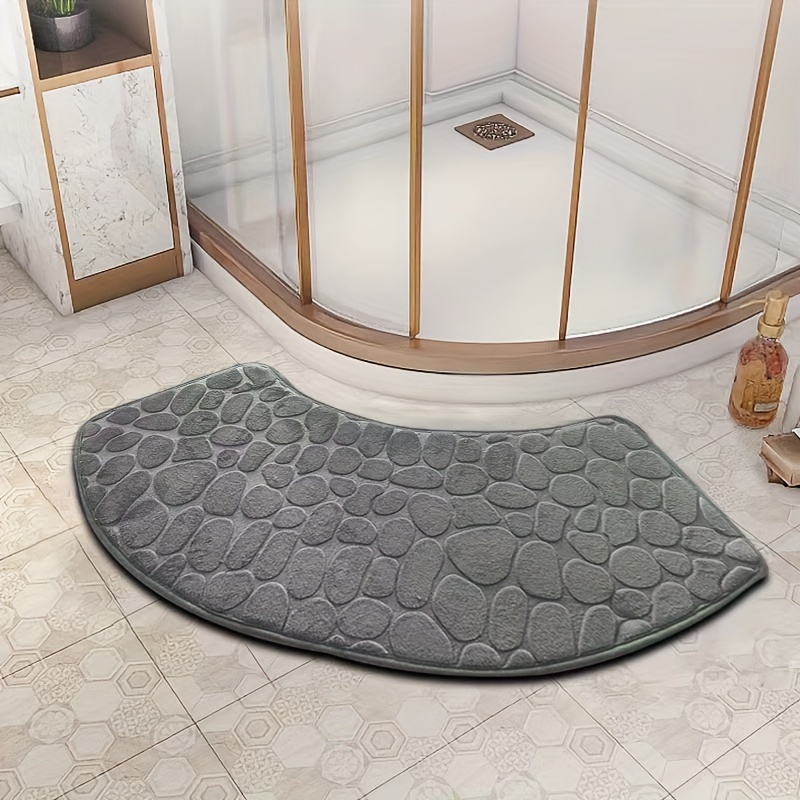 

1 tapis de bain antidérapant en forme d'arc avec mousse à mémoire de forme, tapis de salle de bain à absorption rapide et lavable en machine, polyester doux avec envers en PVC, motif de galets