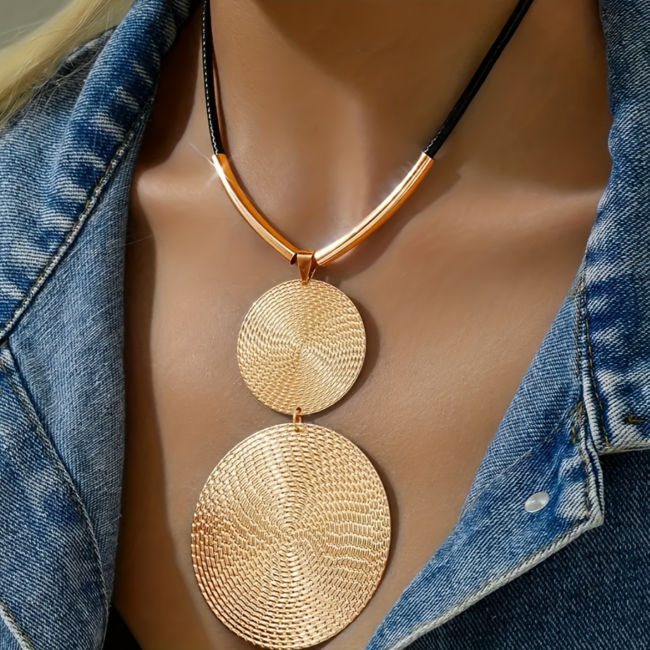 TEMU . kreative geometrische Metallscheiben-Anhänger-Halskette im europäischen amerikanischen Stil für Damen, Schlüsselbeinkette mit übertriebenem