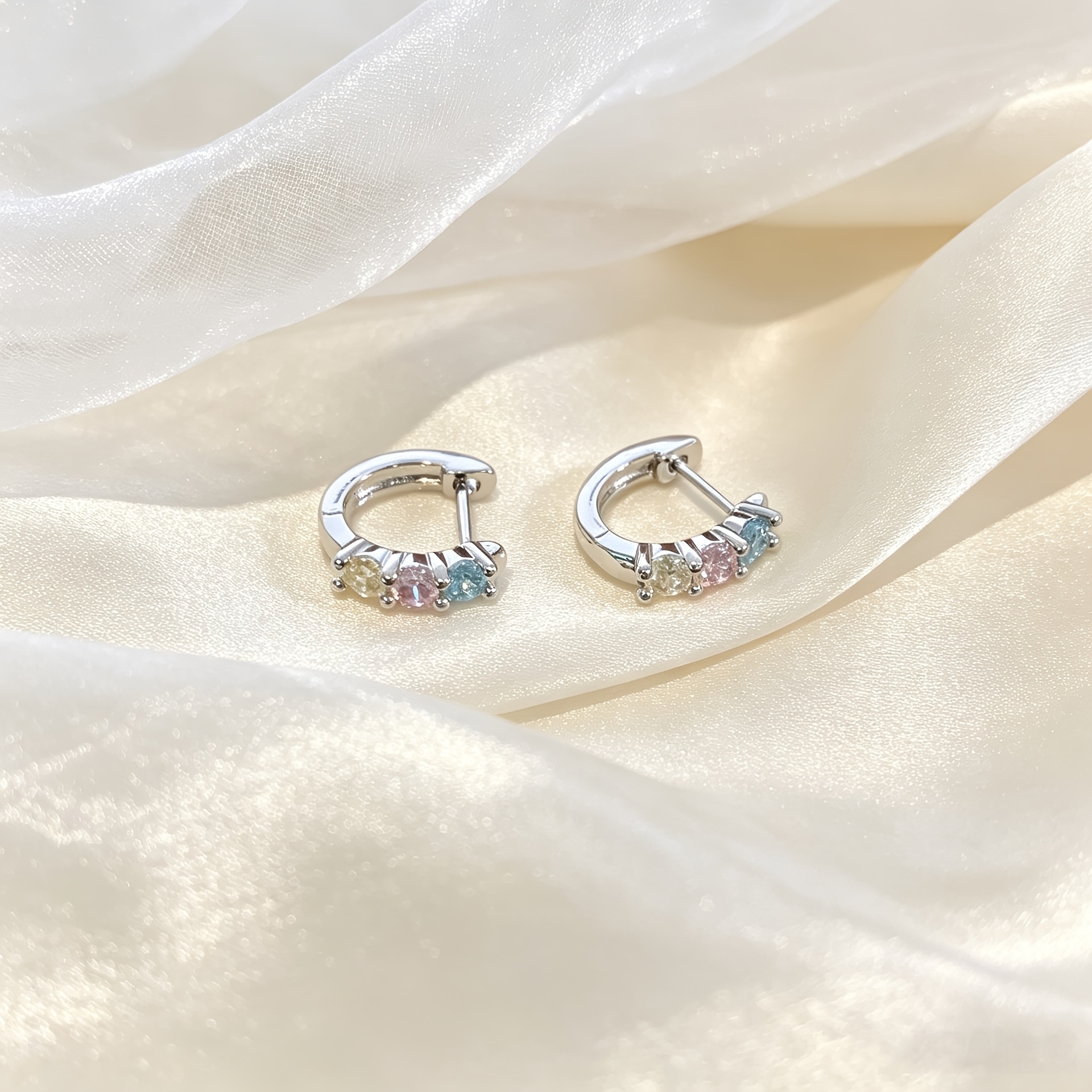 TEMU 1 Paire de Boucles d'Oreilles Super Étincelantes en avec Strass, Fabriquées en Acier Titane. Ces Boucles d'Oreilles Sont Polyvalentes et Peuvent