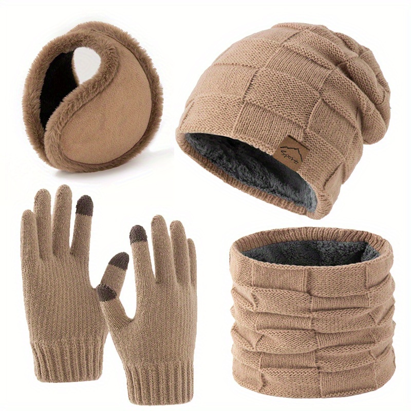 Ensemble d'hiver économique comprenant un bonnet de sport en maille à lettres en similicuir, un cache-cou, des gants et des protège-oreilles. Un ensemble mixte élégant de bonnet en maille et de protège-oreilles, parfait pour l'hiver. Cet ensemble chaud polyvalent est essentiel pour les activités de plein air.