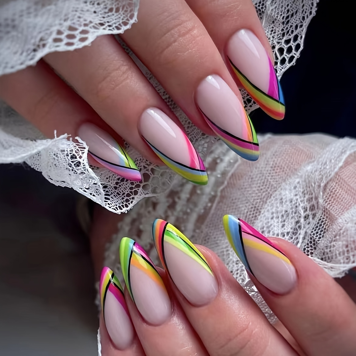 E-shop 24 Stück Damen Falsche Nägel Gemischt 7-Farben System Mandelform Mittlere Länge 7-Farben Französische Spitzform Muster Design Aufdrück-Nägel