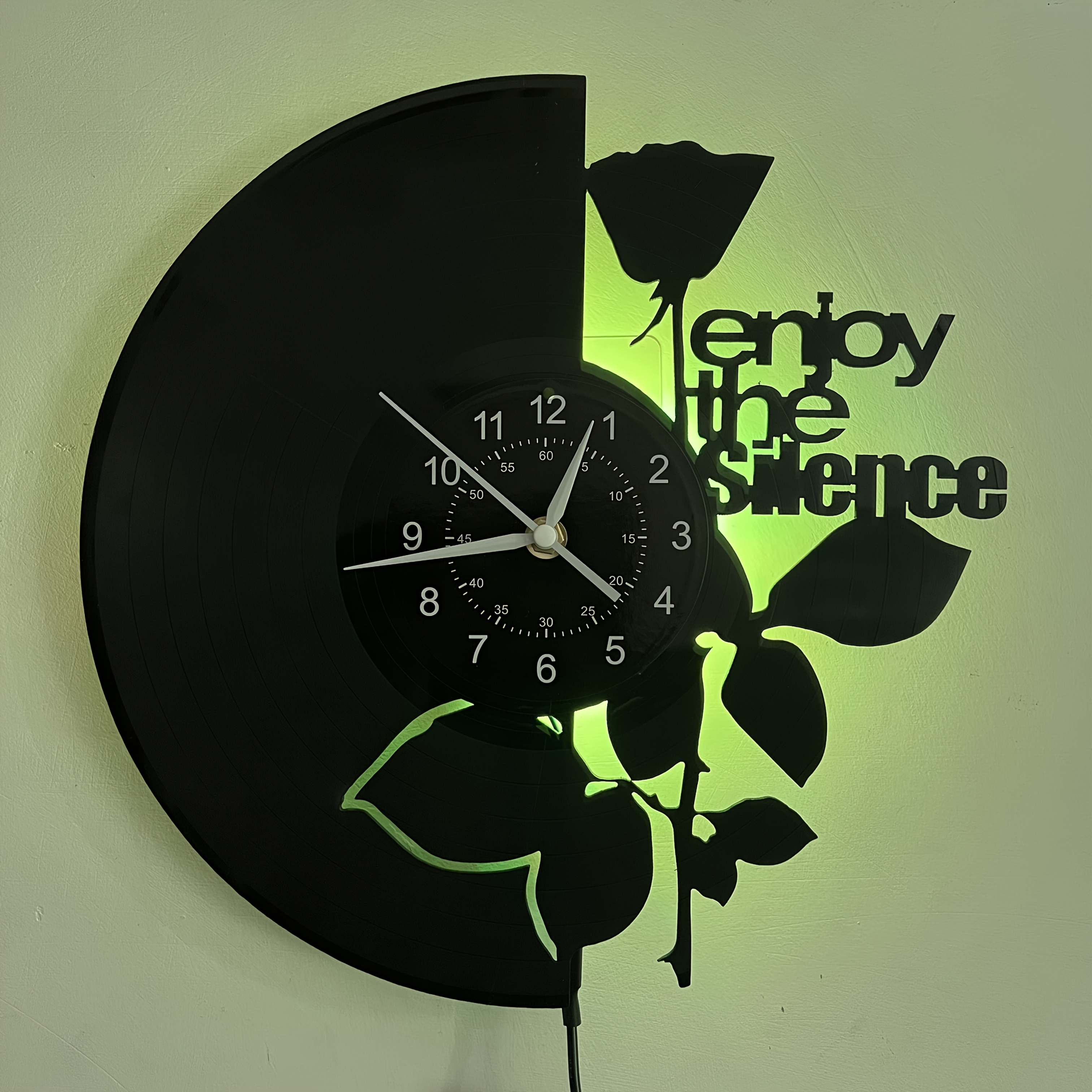 Eine Vinyl-Wanduhr im Rosendesign mit farbigen LEDs. Eine tolle Option, um Ihr Zuhause zu dekorieren. Diese Uhr ist ein ausgezeichnetes Geschenk für Anlässe wie Geburtstage, Muttertag, Neujahr, Ostern, Abschlussfeiern, Weihnachten und Halloween.