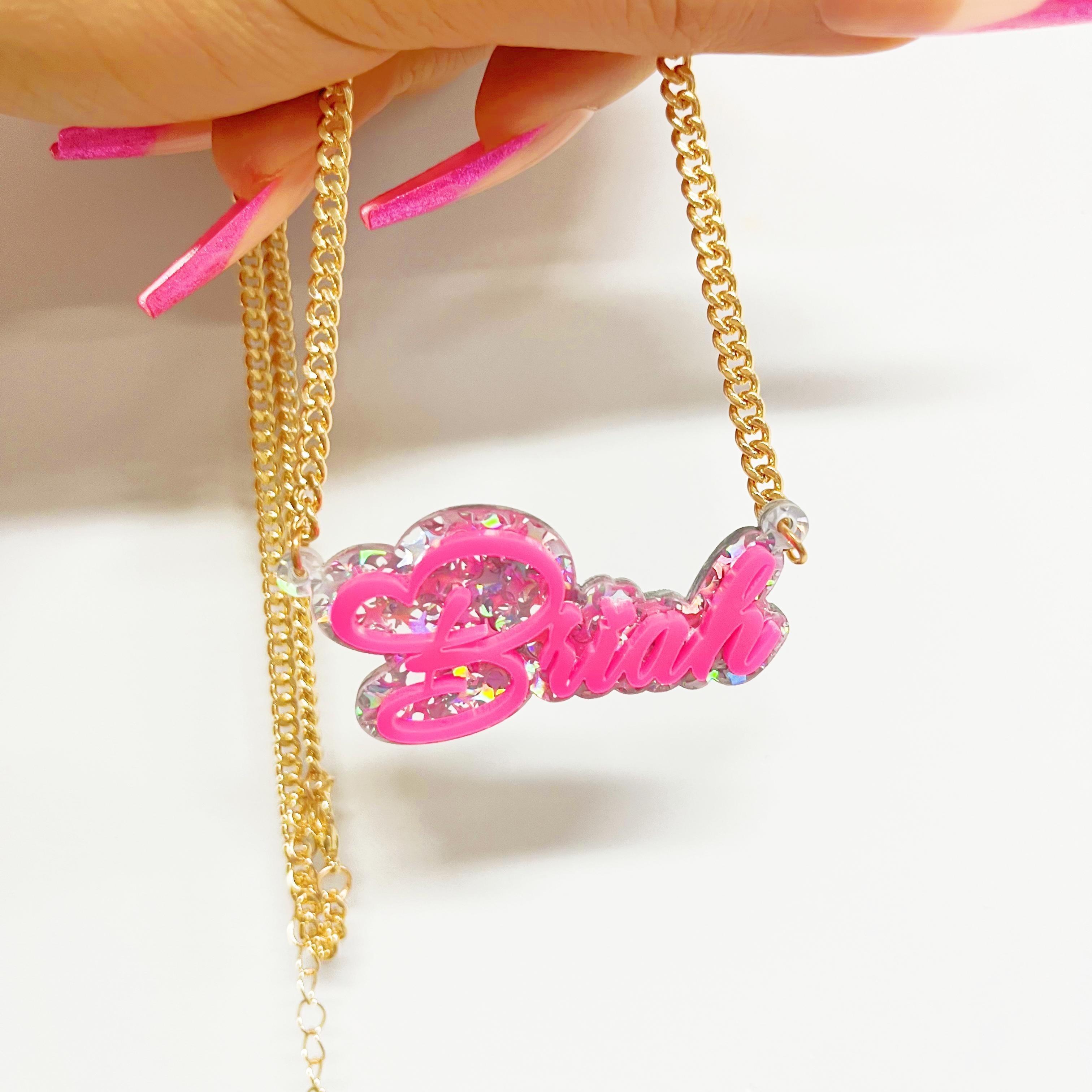 

Collier pendentif personnalisé en acrylique rose vif avec chaîne cubaine, collier avec plaque nominative, collier avec pendentif en dentelle en de cœur pour femme