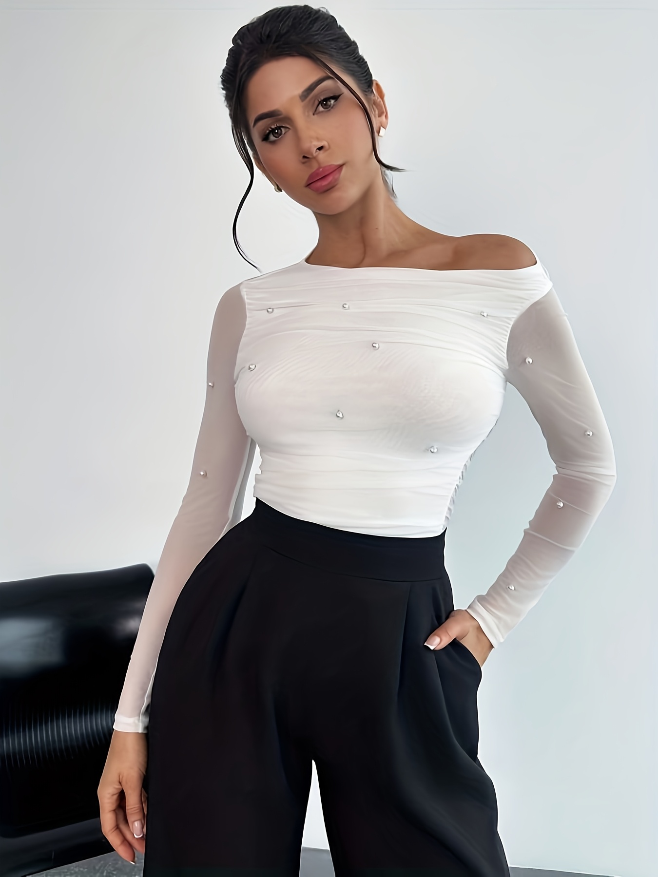 T-shirt da donna asimmetrica con scollo, maniche lunghe e perline, in tinta unita