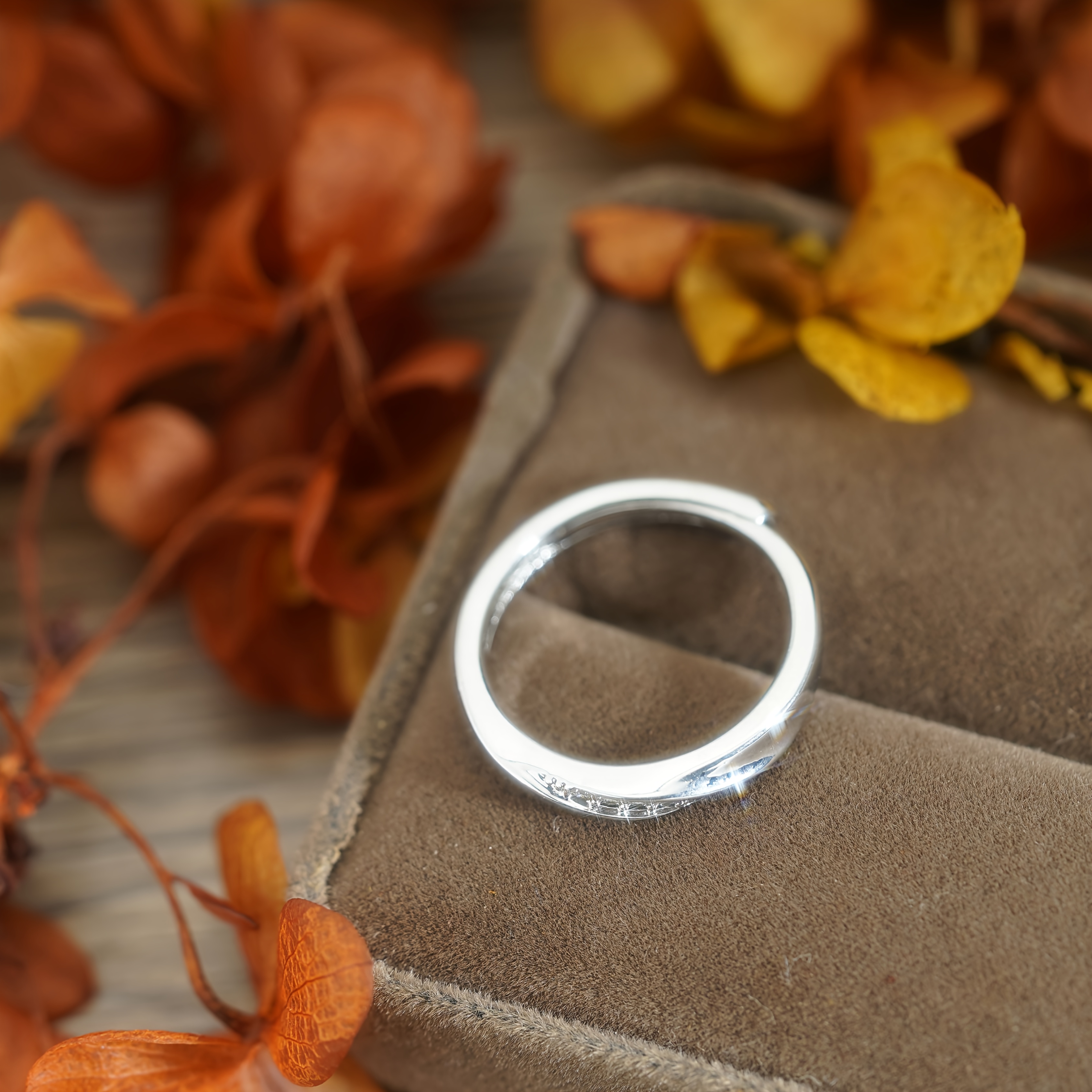 Open-end Möbius Ring with Synthetic Zirconia, Adjustable