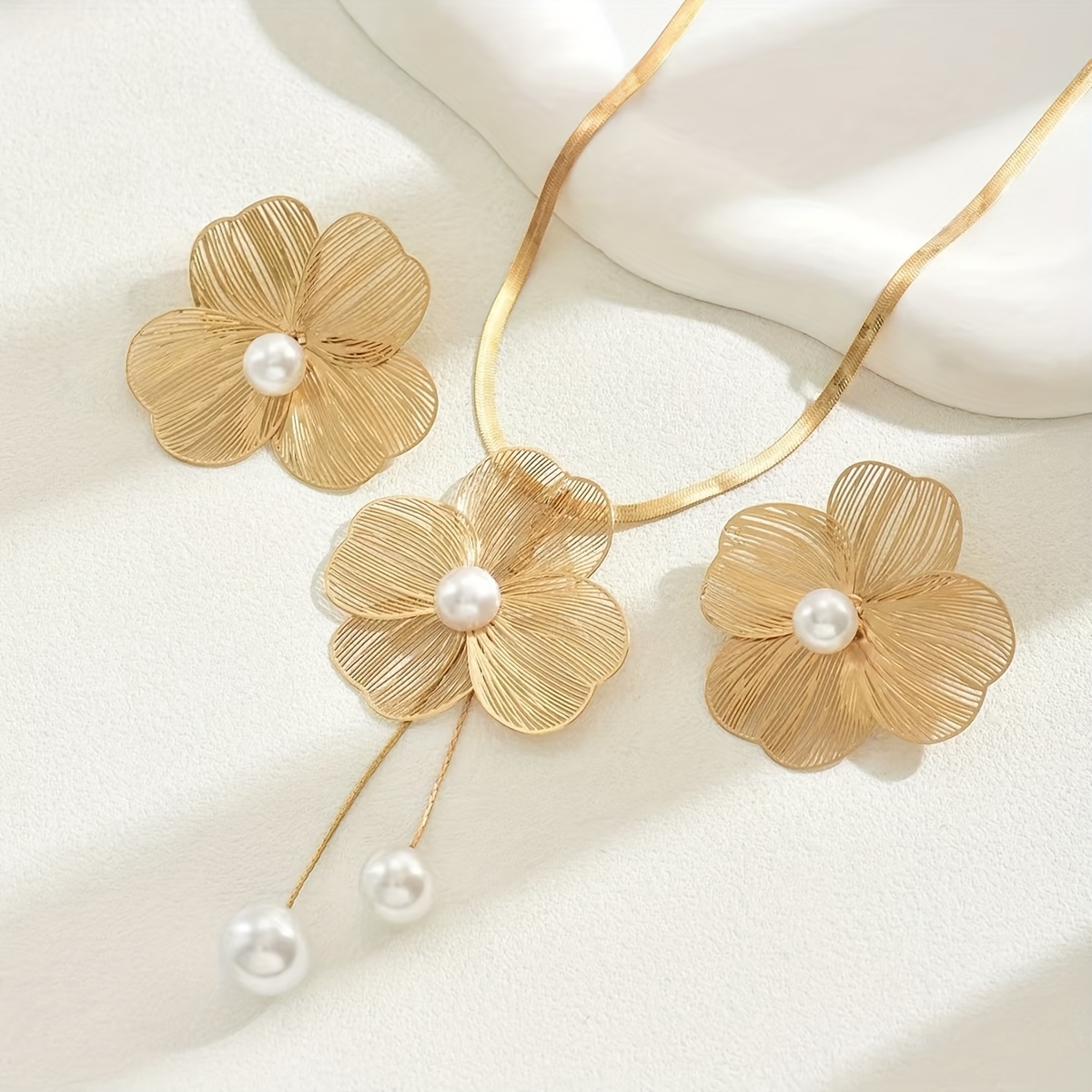 TEMU Conjunto de 3 piezas para mujer, collar y aretes, diseño versátil de de perlas con incrustaciones de flores, cadena larga de clavícula para