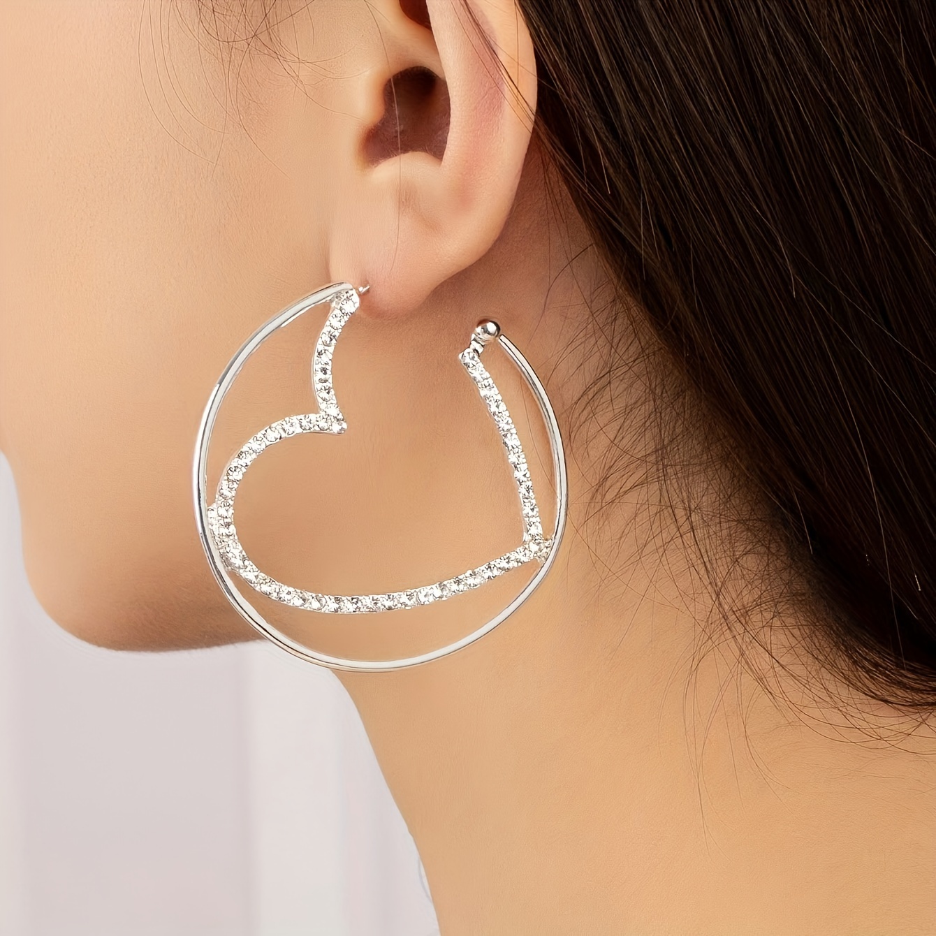 

A Pair Of Minimalist Heart-shaped Earrings Inlaid With Artificial Crystals.