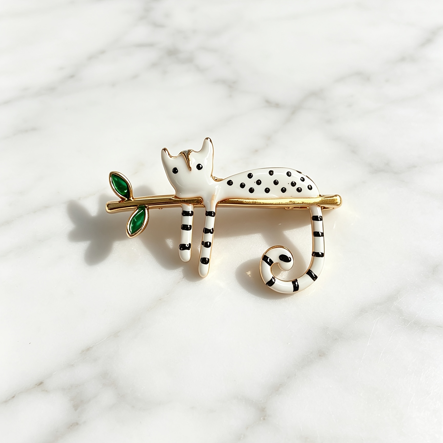 TEMU Épingle simple avec un chaton de dessin animé perché sur une branche, épingle de feuille verte et de branche, accessoire pour embellir manteaux,