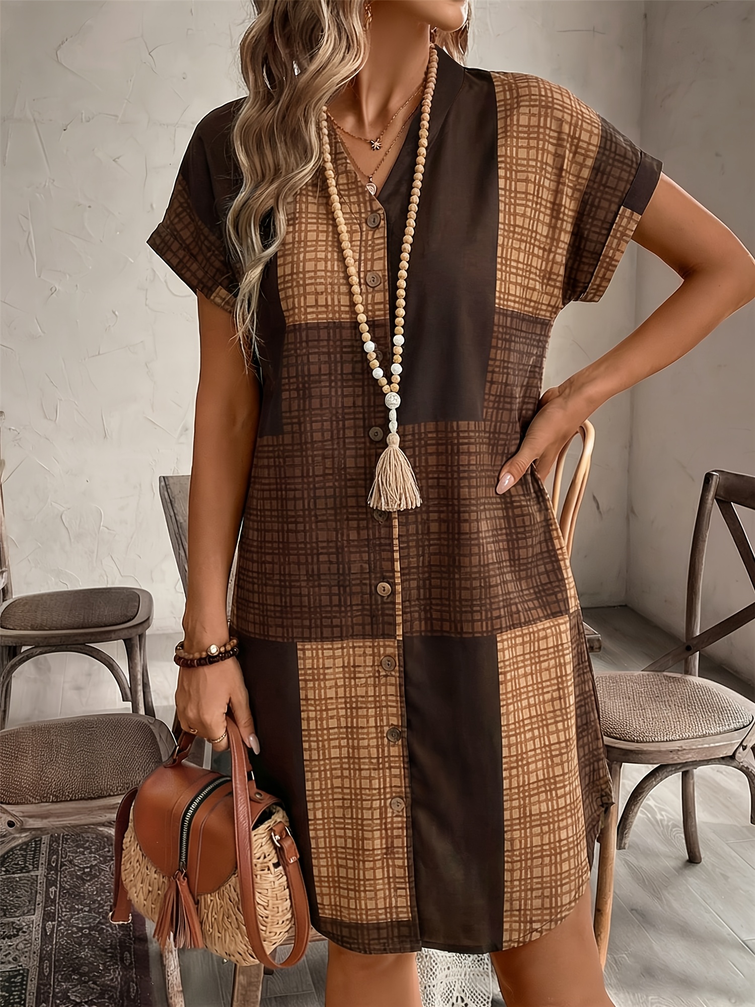 Ladies' Elegant Casual V-Neck Dress for Spring And Summer, Featuring a  Brown Checkered Pattern with * Shoulders And Three-Quarter Sleeves, a Loose  *-Length Design Suitable for *