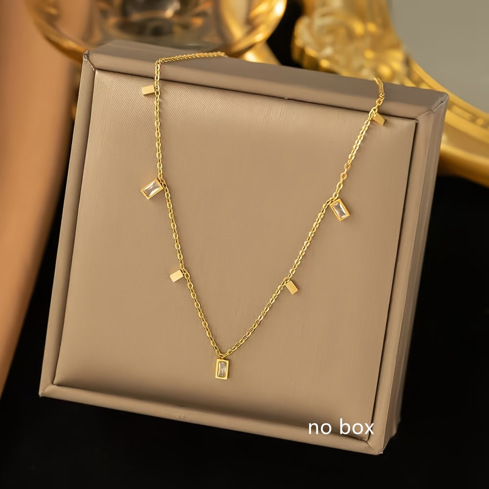 A Fashionable Stainless Steel Necklace Inlaid With Rectangular Glass Rhinestones, Suitable For Women' Wear Or Commuting