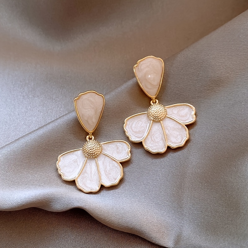 1 Pair Vintage Elegant Petal Drop Earrings for Women, Zinc Alloy with Resin Inlay, Floral Design for Party And Vacation, All-Season Jewelry