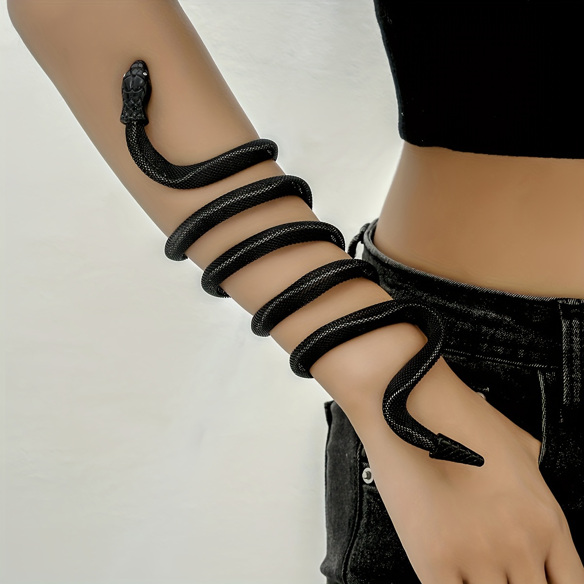 

1pc Personalized Exaggerated Dark Style Black Wrapped Animal Snake Bracelet Arm Chain