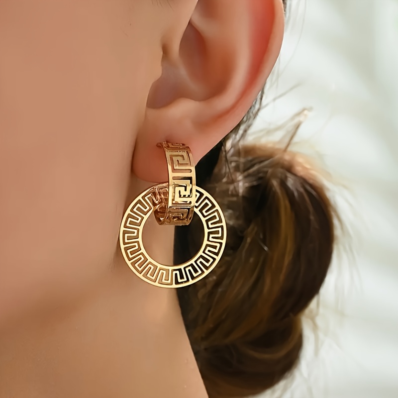

1 Pair Elegant Vintage Hollow Pendant Earrings For Women - , Iron Material, Golden , Suitable For Casual Festivals