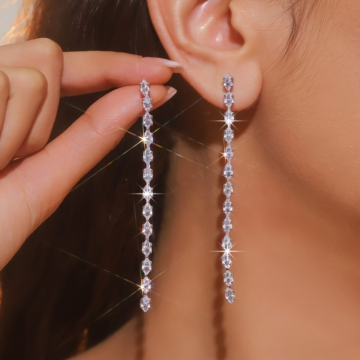 

A Pair Of Long Tassel Earrings With Simple And Stylish Rhinestones, Suitable For Gifting And Wearing To Gatherings, Showcasing A Unique Design Sense And High-end Fashion For Women.