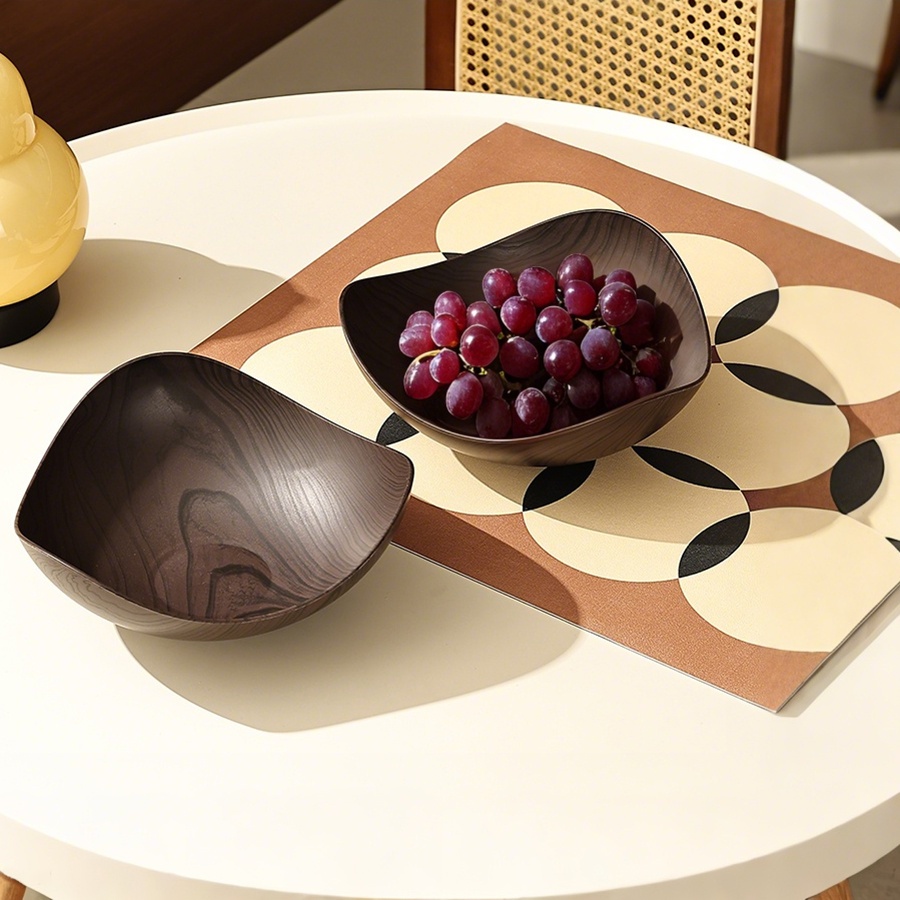 Bandeja triangular de plástico para frutas con textura similar al madera, cuenco irregular para frutas, aperitivos y frutos secos en la sala de estar, con una superficie lisa que es fácil de limpiar. Hecha de plástico duradero, esta bandeja multifuncional reutilizable para frutas es S