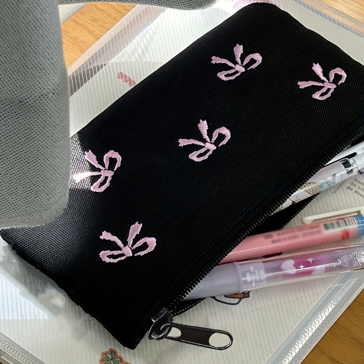 

A Stylish Embroidered Pencil Case, Storing Stationery Or Cosmetics, Featuring A Cute And With A Minimalist Aesthetic And Large Capacity, Sold As A Single Piece.