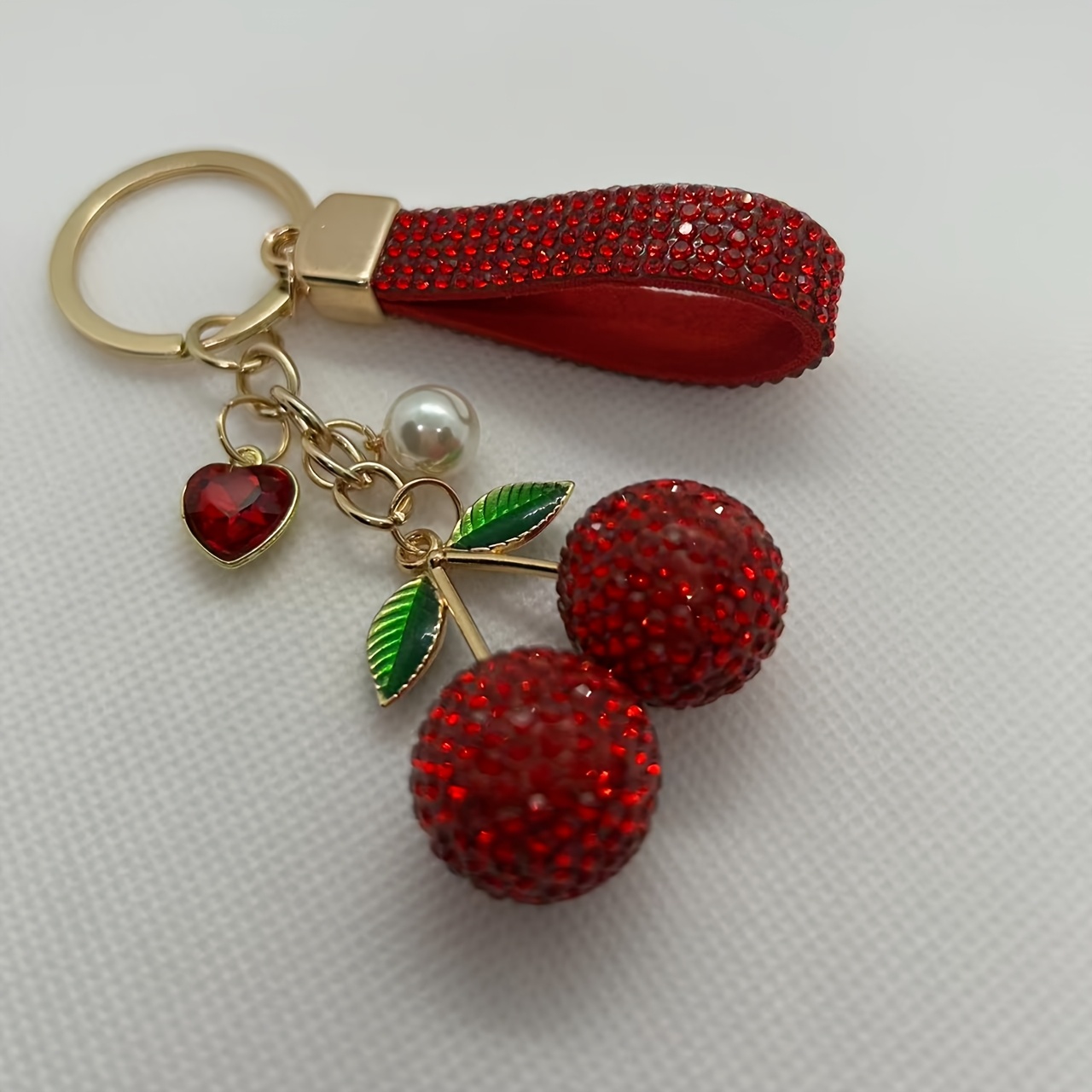 TEMU Porte-clés et de cœur avec cerises entièrement percées et émaillées coulantes, en alliage. Un breloque de sac tendance, doux et , un cadeau