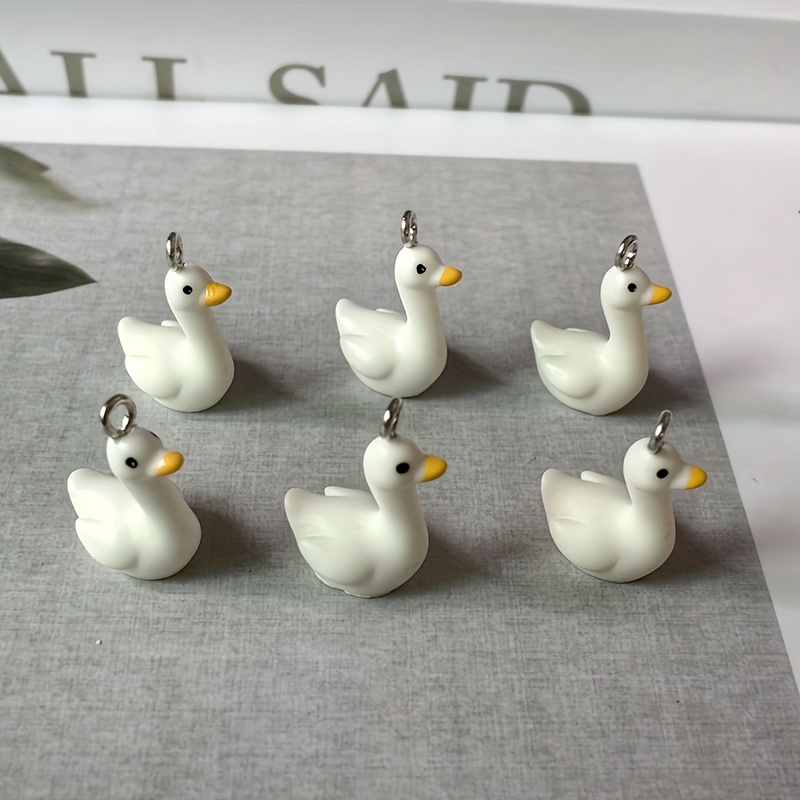 E-shop 2D Flach 6 Stück Modische Kleine Weiße Gänse-Anhänger für Schmuckherstellung Neue Harz-Schwan-Schwimm-Anhänger