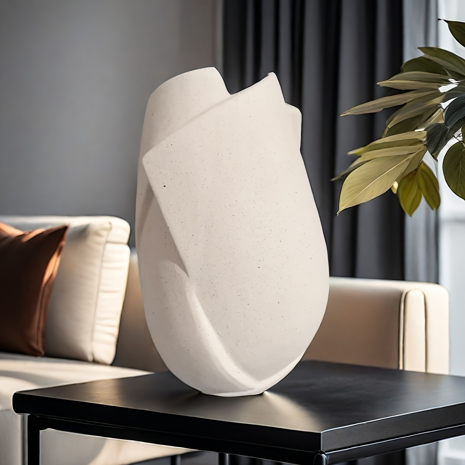 A 23cm high vase suitable for indoor and outdoor flower cultivation, with a rough surface that looks more advanced. The interior is waterproof and does not leak. It can also be used as an indoor flower insert decoration