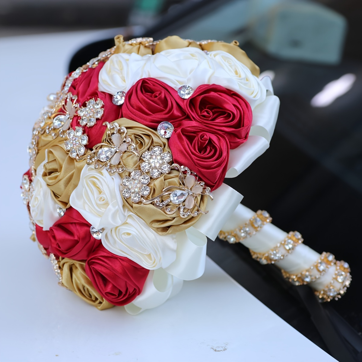   to'y buketi, kristal aksessuarlar bilan, to'y qo'l gullari, to'liq, lent, kelin buketi, hashamatli marosim bezaklari, tafsilotlar 9